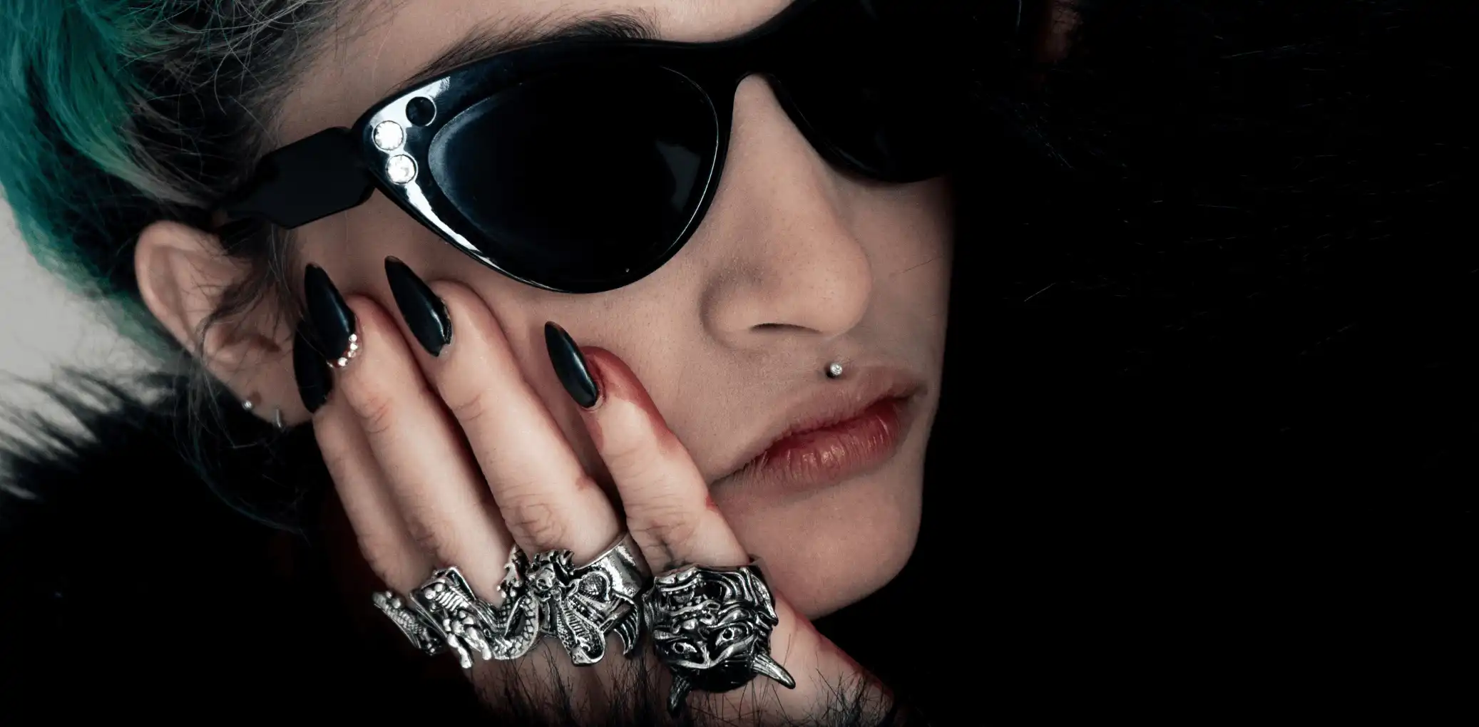 Campaña original de Draco: retrato con anillos de estética oscura y simbólica