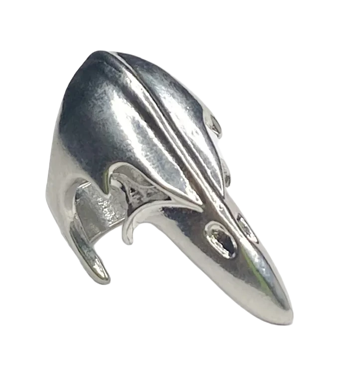 Anillo Máscara de Hierro Negra, fotografía del catálogo Draco